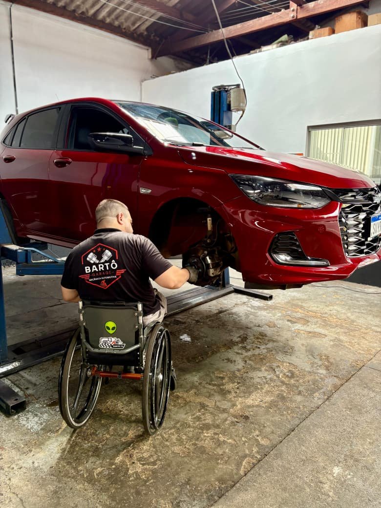Bartô realizando manutenção de freios e cubos de roda na Bartô Garage