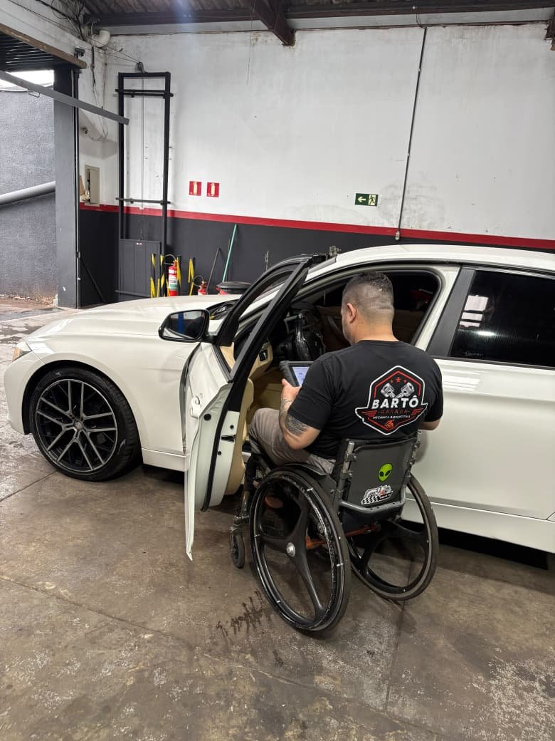 Bartô realizando diagnóstico eletrônico avançado com scanner na Bartô Garage