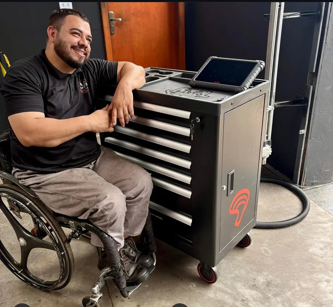 Bartô na bancada e ferramentas especializadas da Bartô Garage